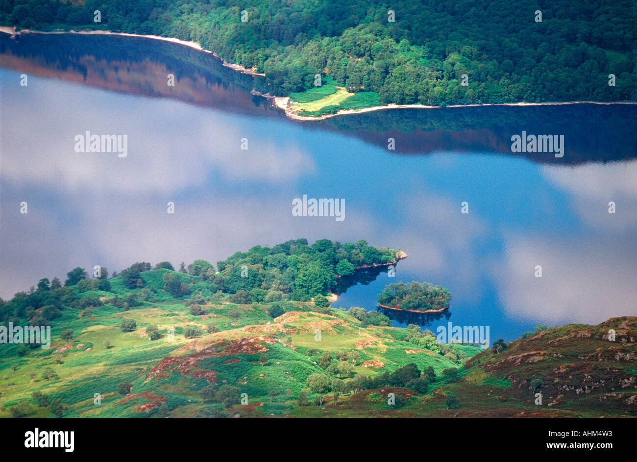 Reflexionen des Himmels im Loch Achray gesehen vom Gipfel des Ben Venue Stockfoto