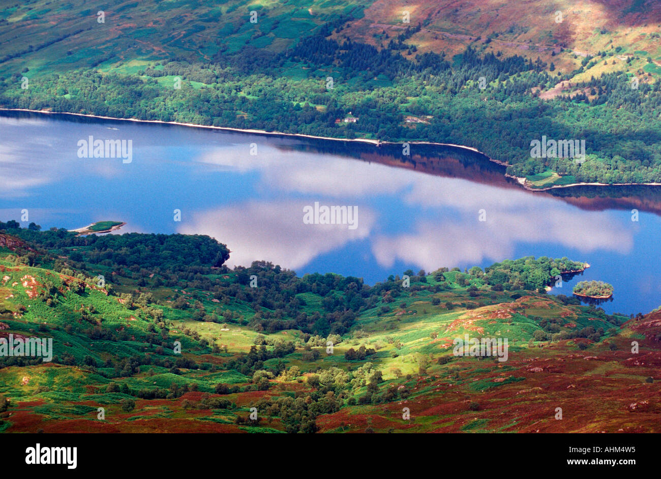Reflexionen des Himmels im Loch Achray gesehen vom Gipfel des Ben Venue Stockfoto