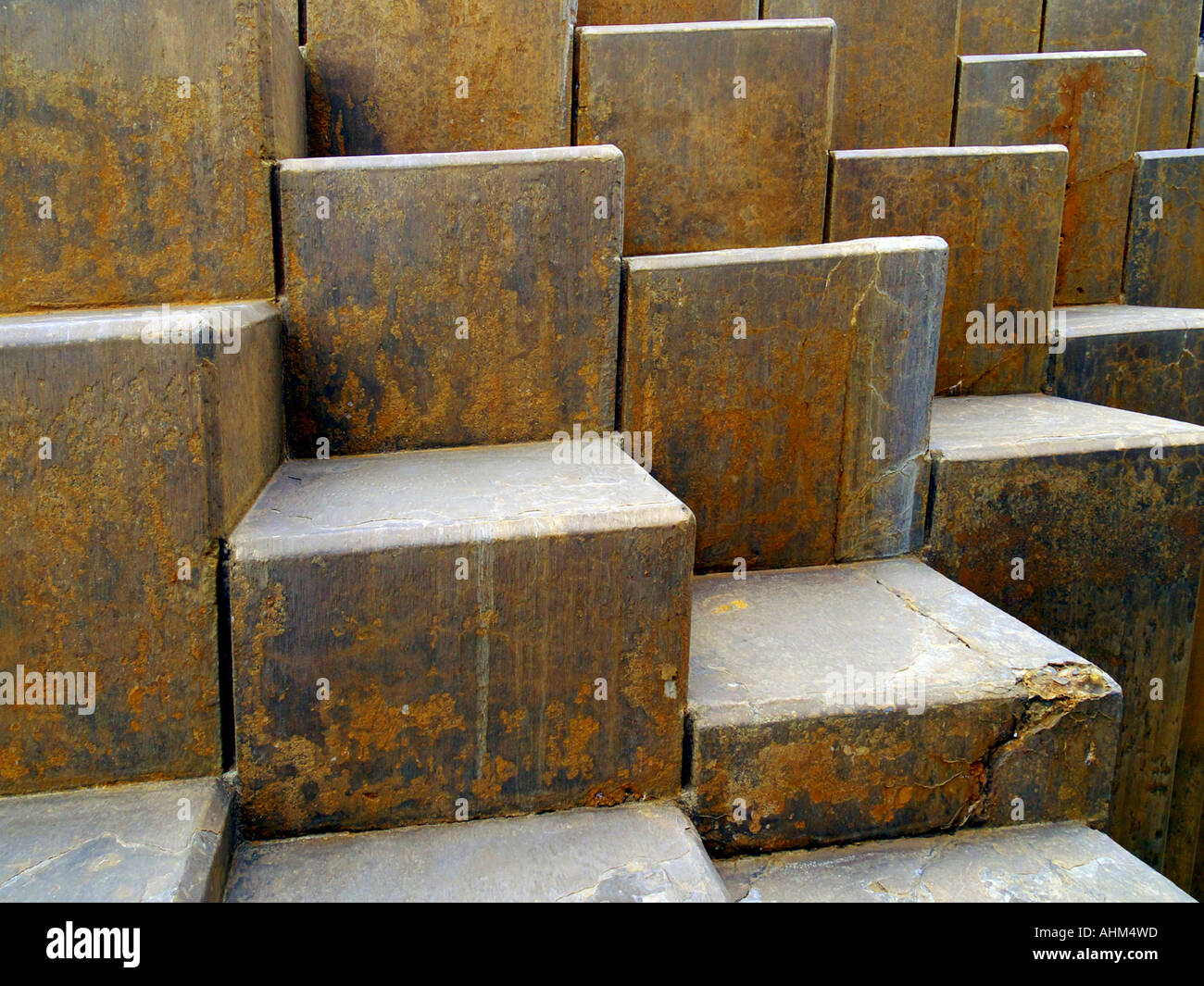 Gegossener Beton gebildet, in großen, einzigartigen, hoch aufragenden geometrische Formen und Muster auf einem öffentlichen Platz Stockfoto