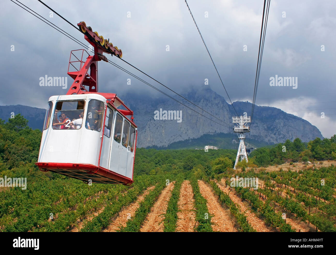 Seilbahn über Weinberge Krim Berg ajpetri Stockfoto