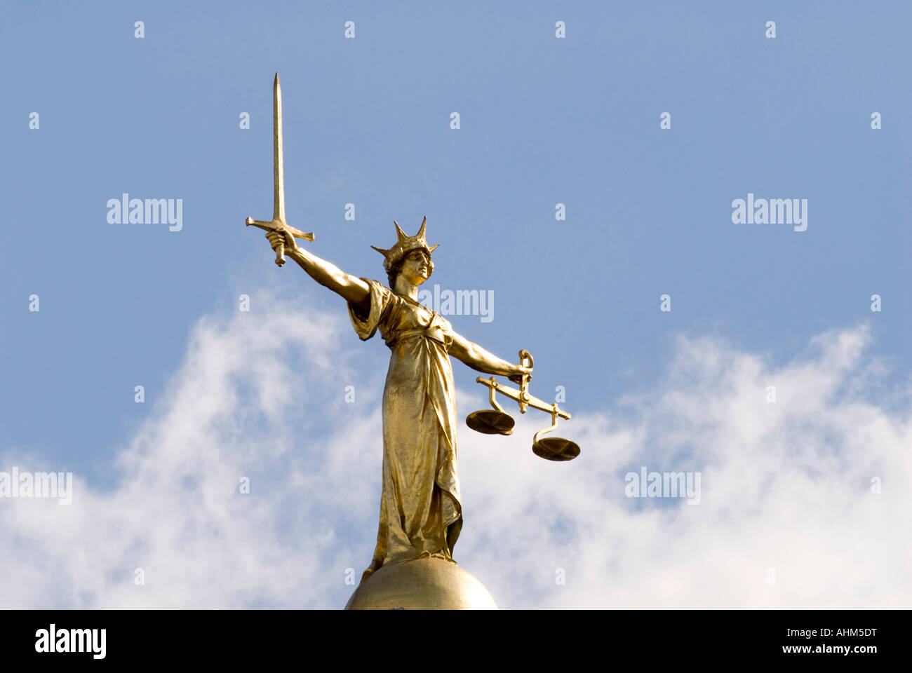 Justitia-Statue auf der zentralen Strafgerichtshof Old Bailey in der City of London-UK Stockfoto