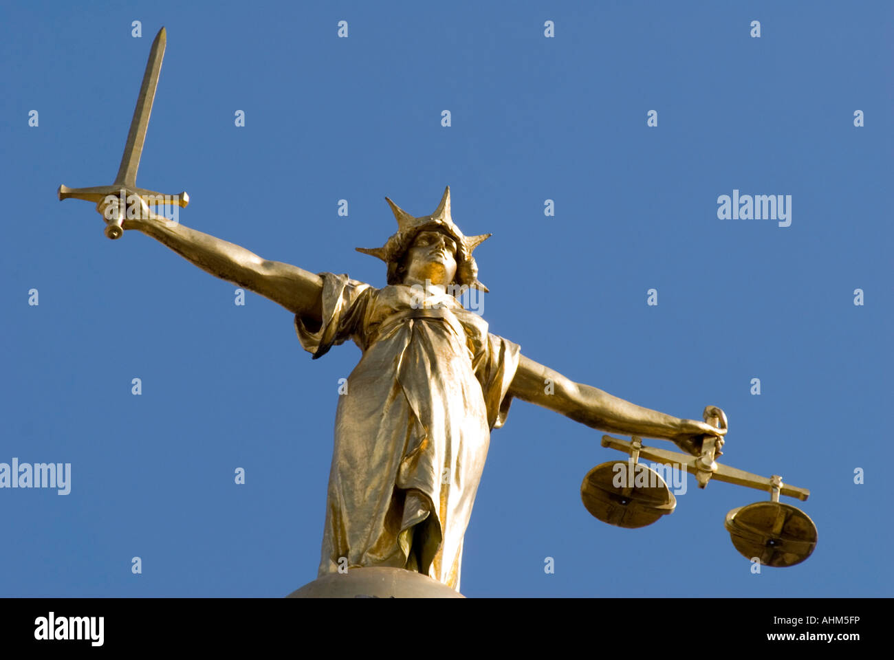 Justitia-Statue auf der zentralen Strafgerichtshof Old Bailey in der City of London-UK Stockfoto