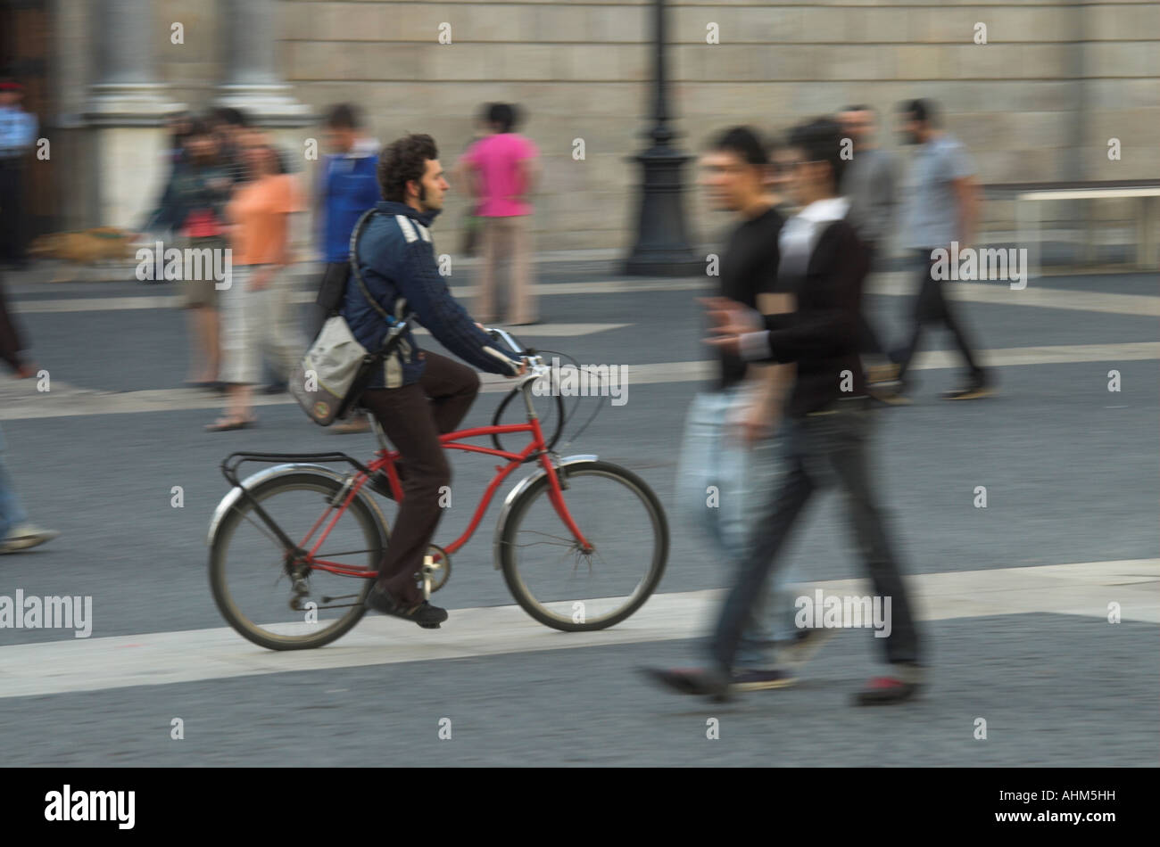 Radfahren, überqueren die Placa de Sant Jaume, Barcelona Stockfoto