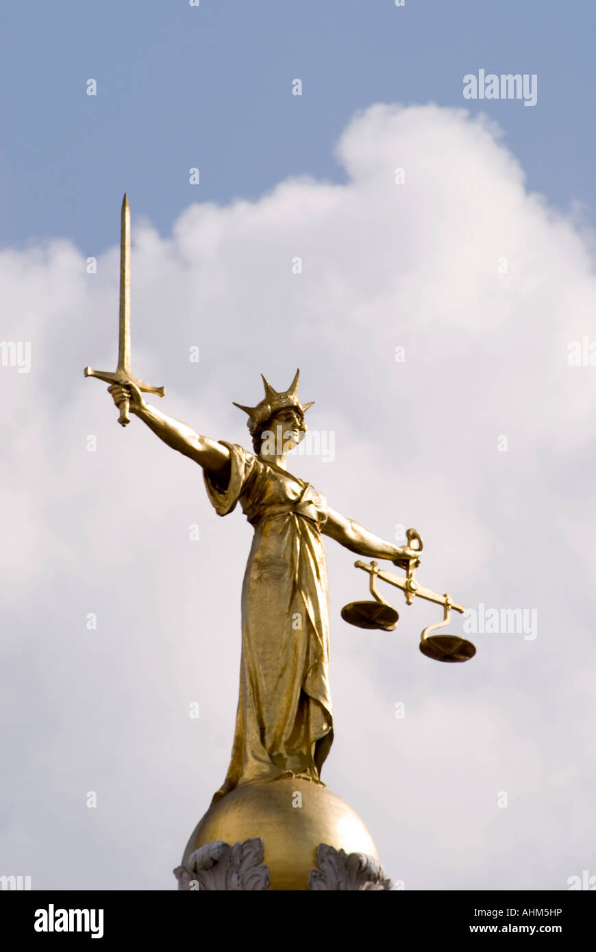 Justitia-Statue auf der zentralen Strafgerichtshof Old Bailey in der City of London-UK Stockfoto