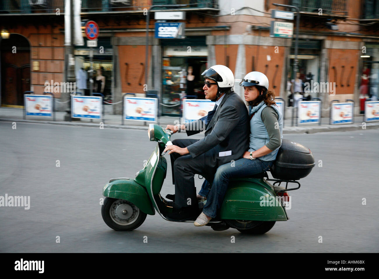 Leute mit einer Vespa Palermo Sizilien Italien Stockfoto