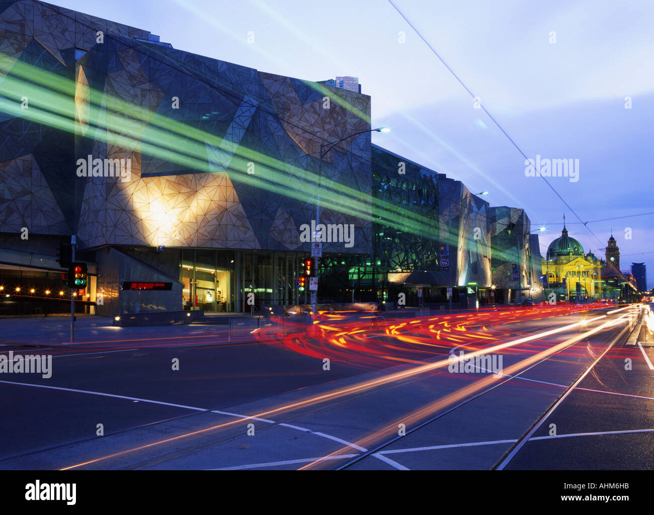 Federation Square und Flinders Street Station in der Rush Hour Traffic Melbourne Victoria Australien Stockfoto