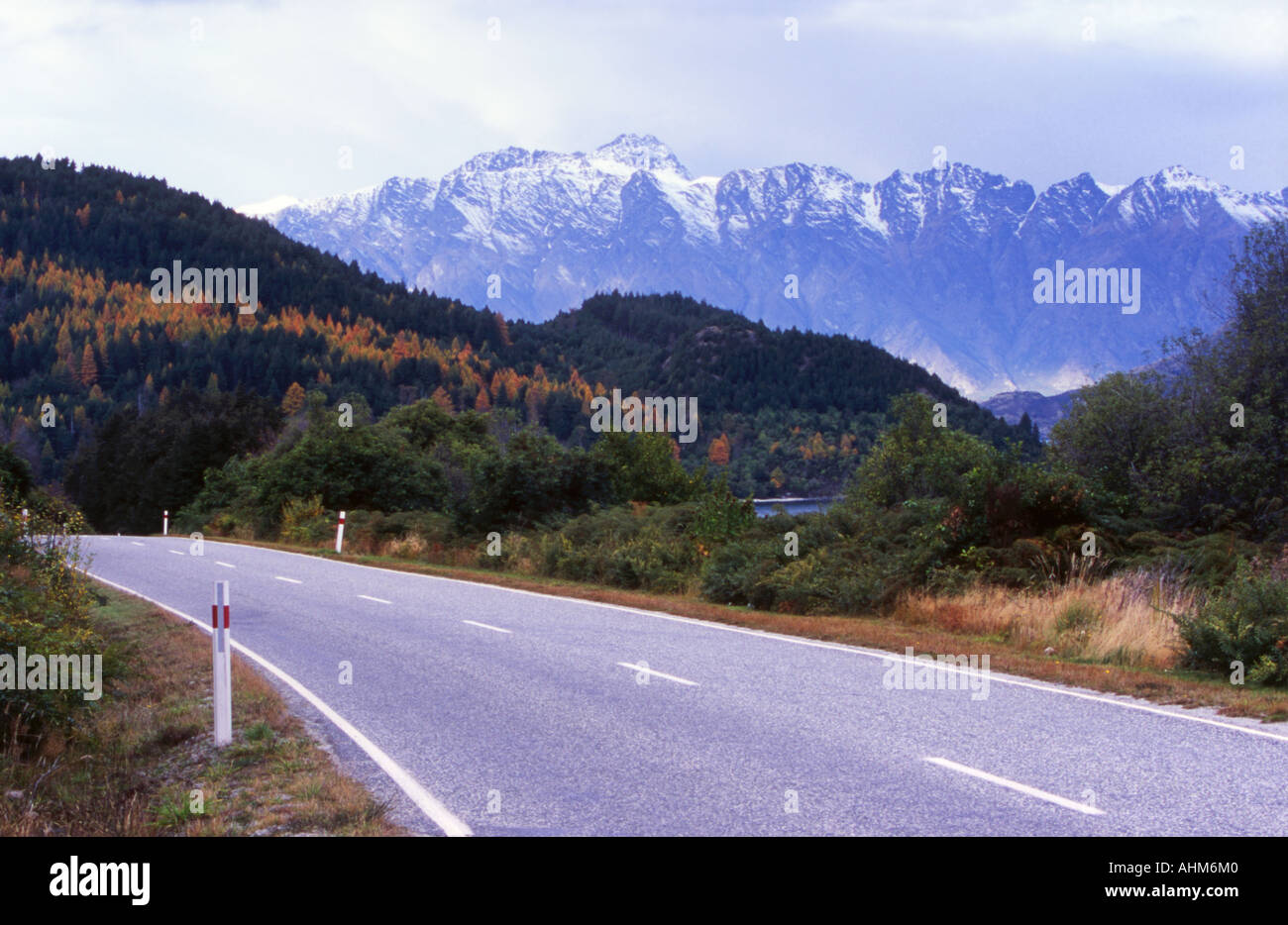 Die Straße von Queenstown nach Glenorchy mit The Remarkables in der Ferne Neuseeland Südinsel Stockfoto