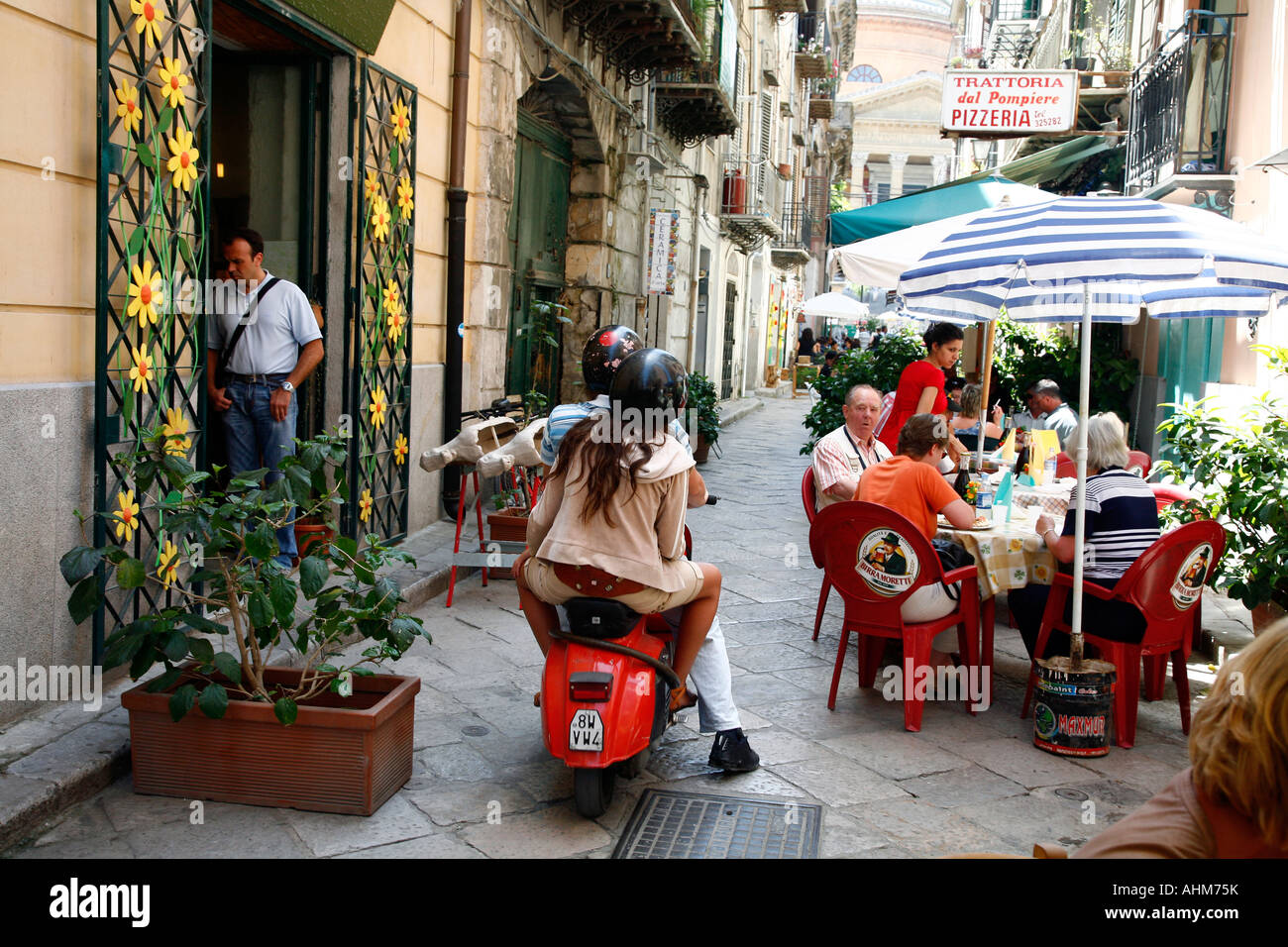 Leute sitzen auf einer im freien Restaurant Palermo Sizilien Italien Stockfoto