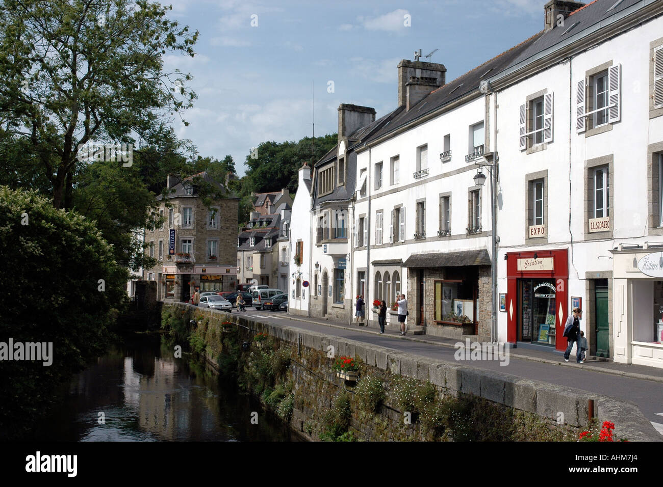 Pont-Aven in der Bretagne, wo Paul Gauguin und Freunde eine Kunstschule eingerichtet, enthält viele Galerien, wie in dieser ruhigen Straße Stockfoto