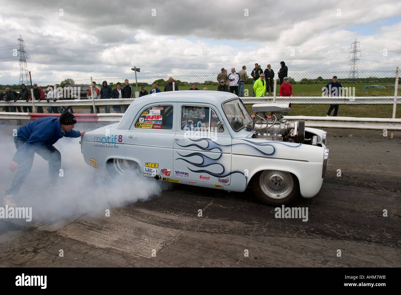 Stark modifizierte Ford Anglia beliebt machen einen Burnout beim Drag-Rennen Stockfoto