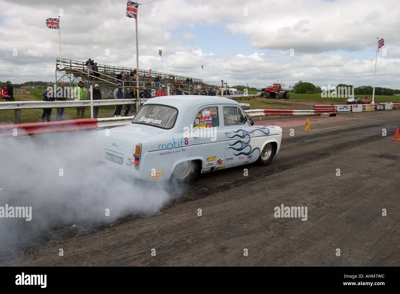 Stark modifizierte Ford Anglia beliebt machen einen Burnout beim Drag-Rennen Stockfoto