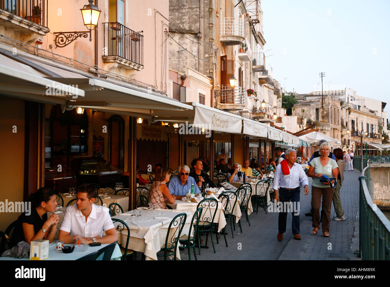 Direkt am Meer-Bereich mit Restaurants in der historischen Gegend von Ortygia Siracusa Sizilien Stockfoto