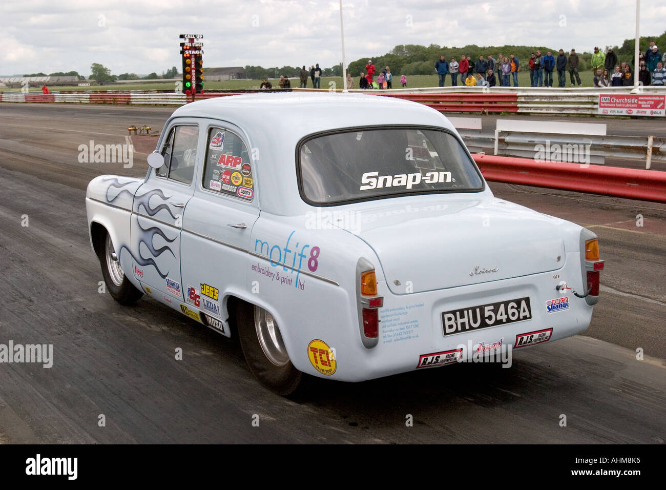 Stark modifizierte Ford Anglia Popular verlassen Startline beim Drag-Rennen Stockfoto