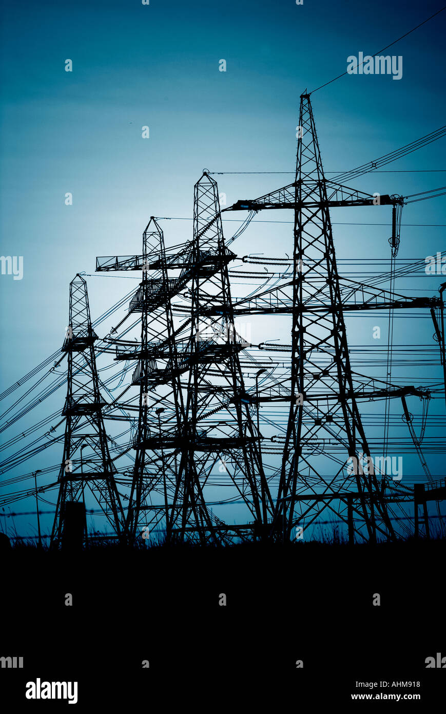 Strom Pylon Stromnetz Verteilung Netzwerk Infrasture fossile Kraftwerk Linien Ac dc elektronische elektrischen Draht Stockfoto