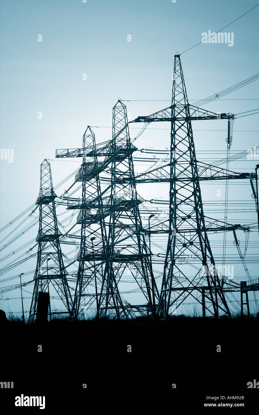 Strom Pylon Stromnetz Verteilung Netzwerk Infrasture fossile Kraftwerk Linien Ac dc elektronische elektrischen Draht Stockfoto