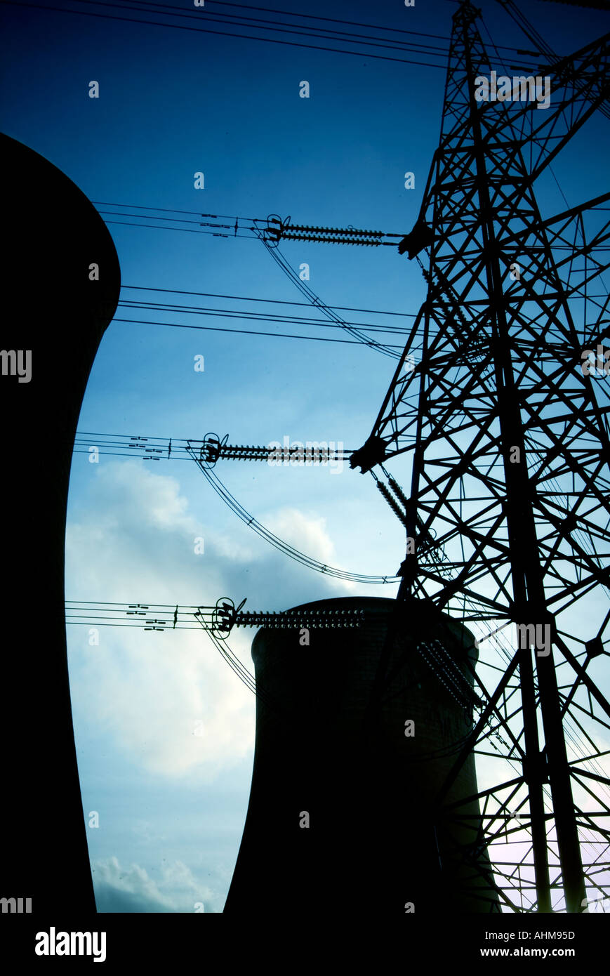 Kraftwerk Kühltürme Kondensator Dampf Strom Erzeugung macht fossilen Verschmutzung co2 Kohlendioxid Ac dc nationa Stockfoto