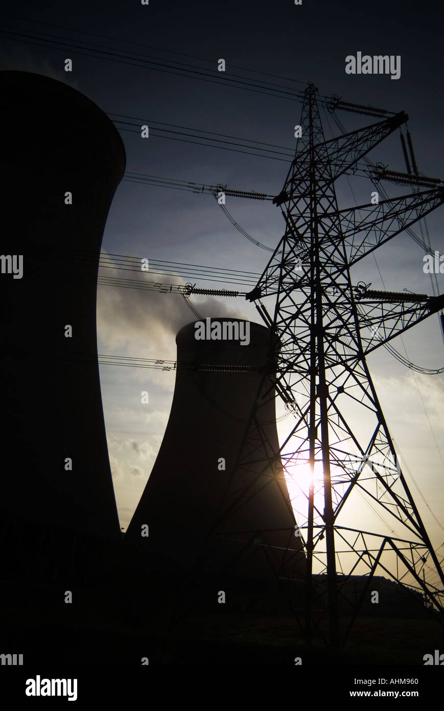 Kraftwerk Kühltürme Kondensator Dampf Strom Erzeugung macht fossilen Verschmutzung co2 Kohlendioxid Ac dc nationa Stockfoto