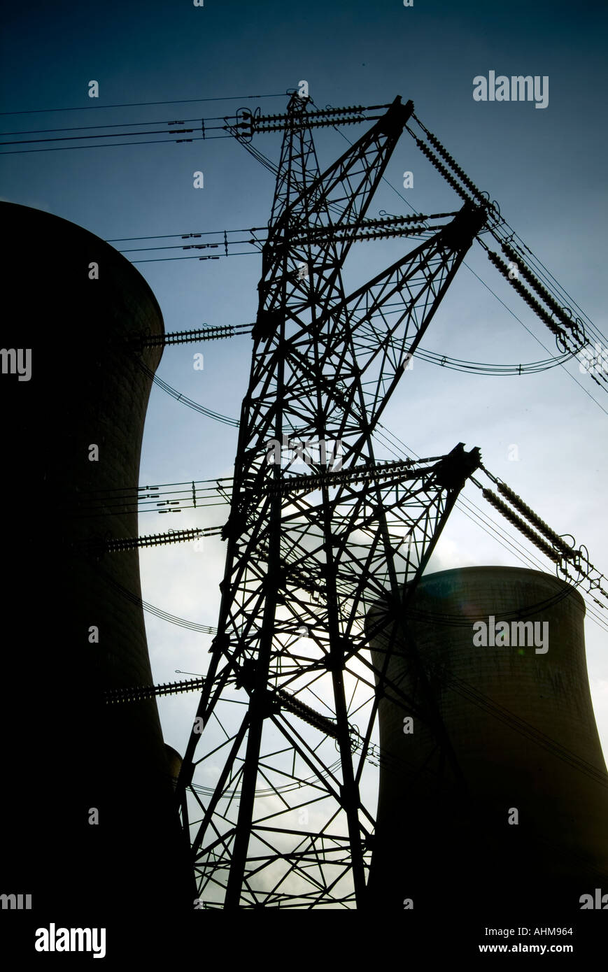 Kraftwerk Kühltürme Kondensator Dampf Strom Erzeugung macht fossilen Verschmutzung co2 Kohlendioxid Ac dc nationa Stockfoto