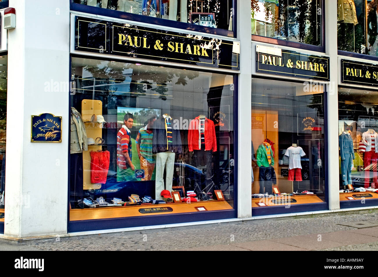 Kurfürstendamm Berlin modische Kleidung Designer Couturier Mode Kleidung  dress Paul & Shark Stockfotografie - Alamy
