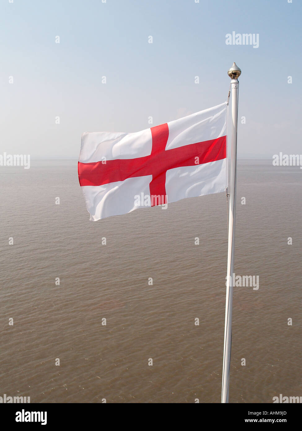Das rote Kreuz von St. George, die englische Flagge am Clevedon Pier, North Somerset. Stockfoto