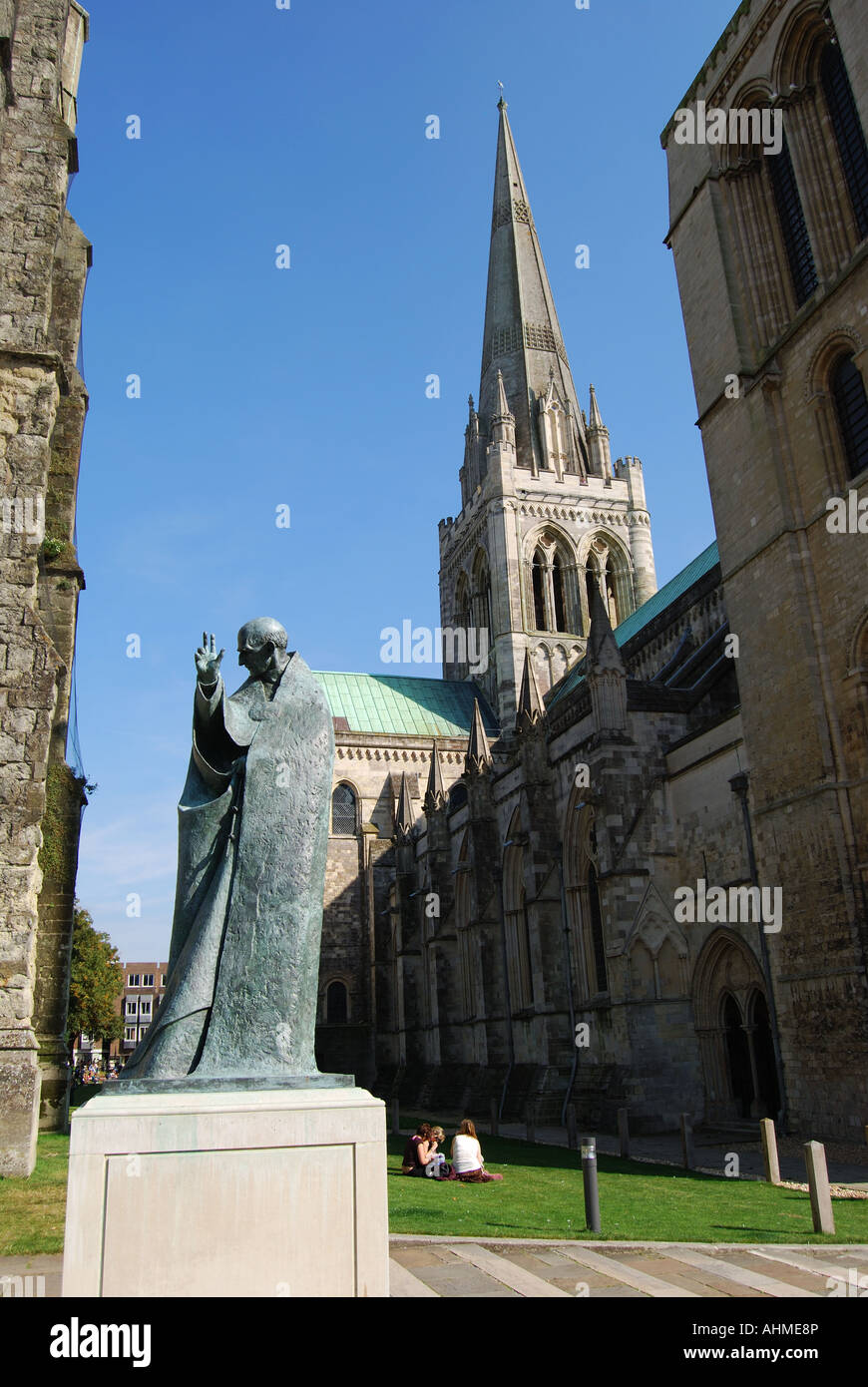 Chichester Kathedrale zeigt die St.Richard Statue, Chichester, West Sussex, England, Vereinigtes Königreich Stockfoto