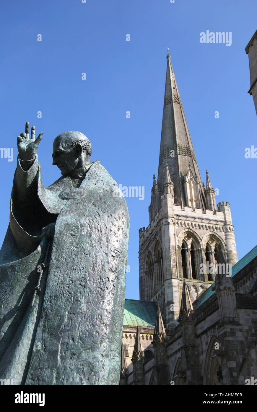 Chichester Kathedrale zeigt die St.Richard Statue, Chichester, West Sussex, England, Vereinigtes Königreich Stockfoto