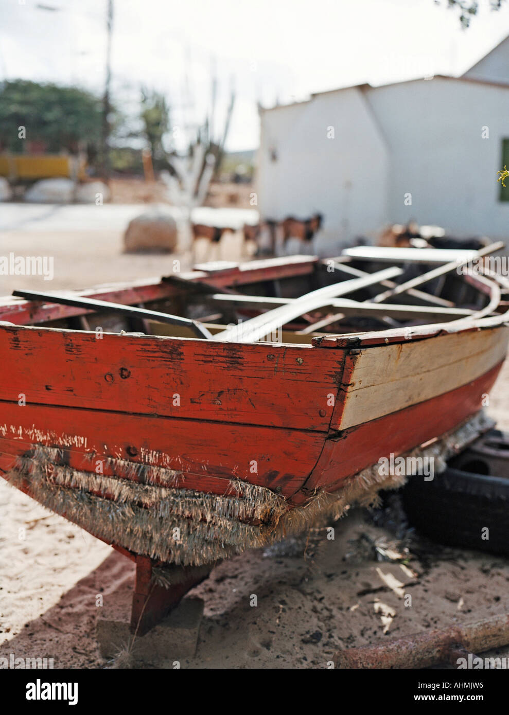 Ein rotes Holzboot sitzt in einem Hof auf der Ostseite von Aruba Stockfoto
