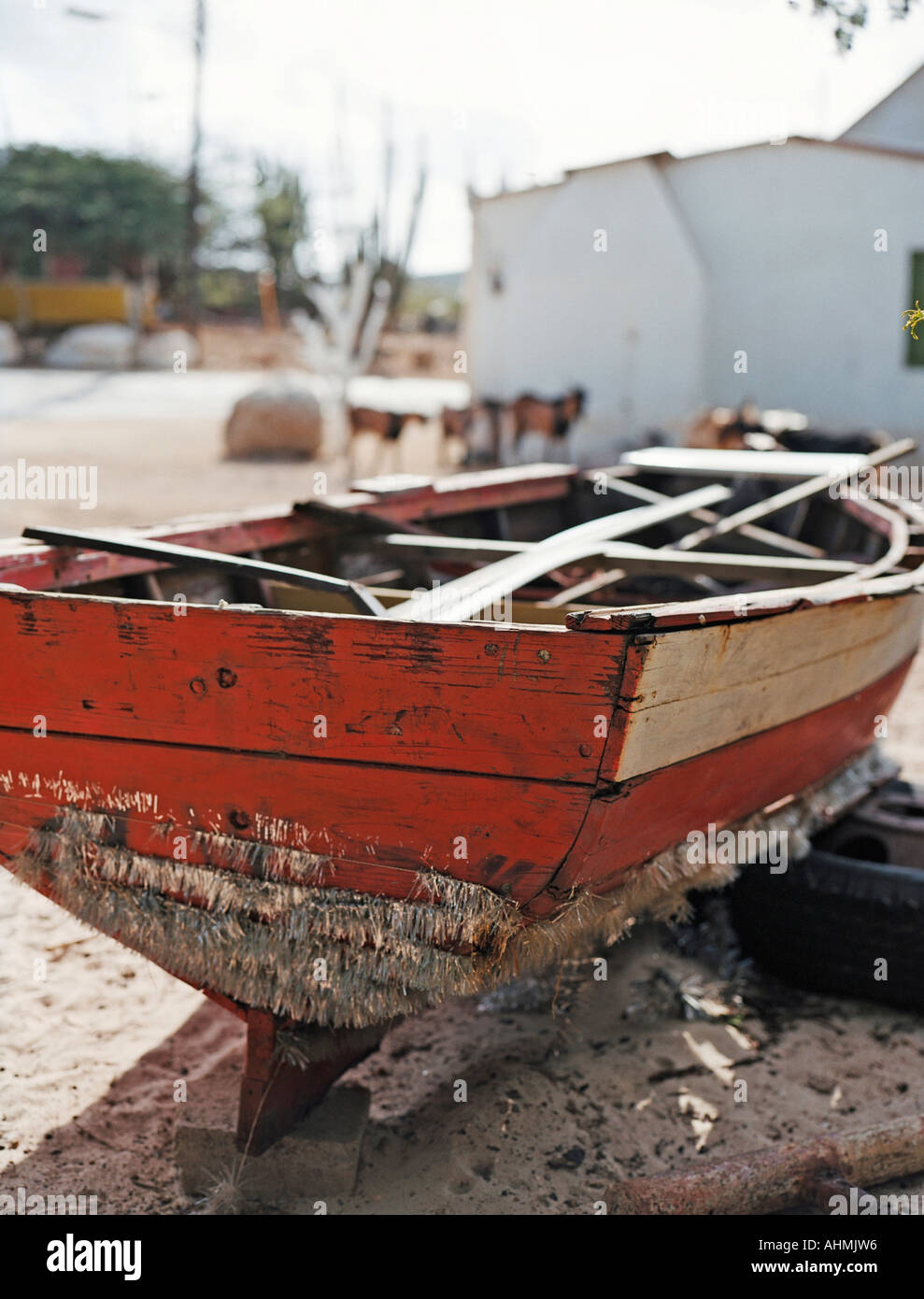 Ein rotes Holzboot sitzt in einem Hof auf der Ostseite von Aruba Stockfoto Ein rotes Holzboot sitzt in einem Hof auf der Ostseite von Aruba Stockfoto