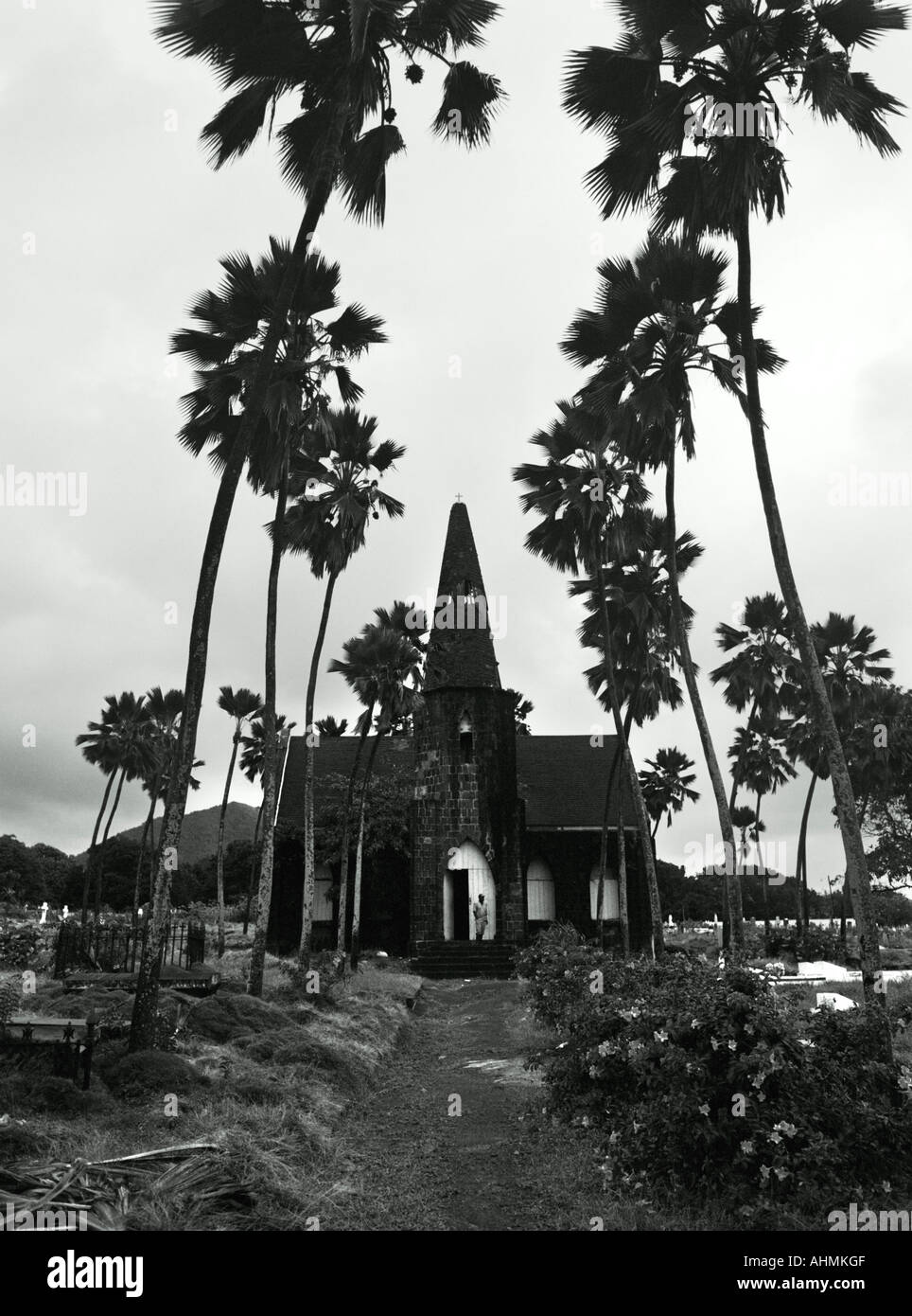 Verfallene Kirche steht im Zentrum des weitläufigen Friedhof in Basseterre, St. Kitts. Stockfoto