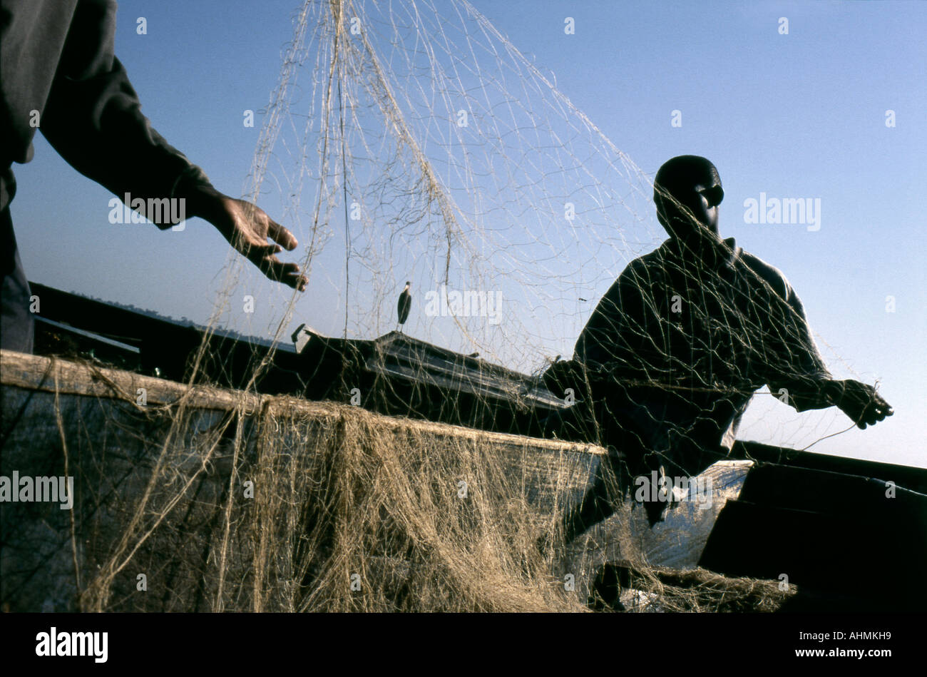 Fischer ihre Netze am Ufer des Viktoriasees, Ggaba Stadt Kampala, Uganda entwirren Stockfoto