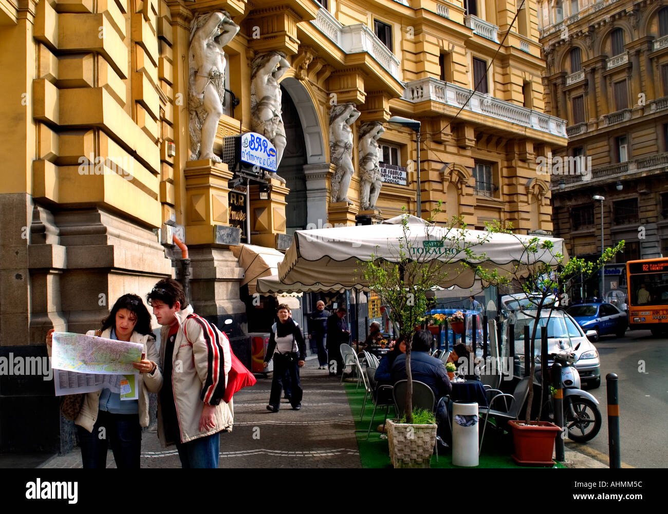 Das Hotel Tourist Kartenlesen italienischen Stadt Neapel Italien Stockfoto