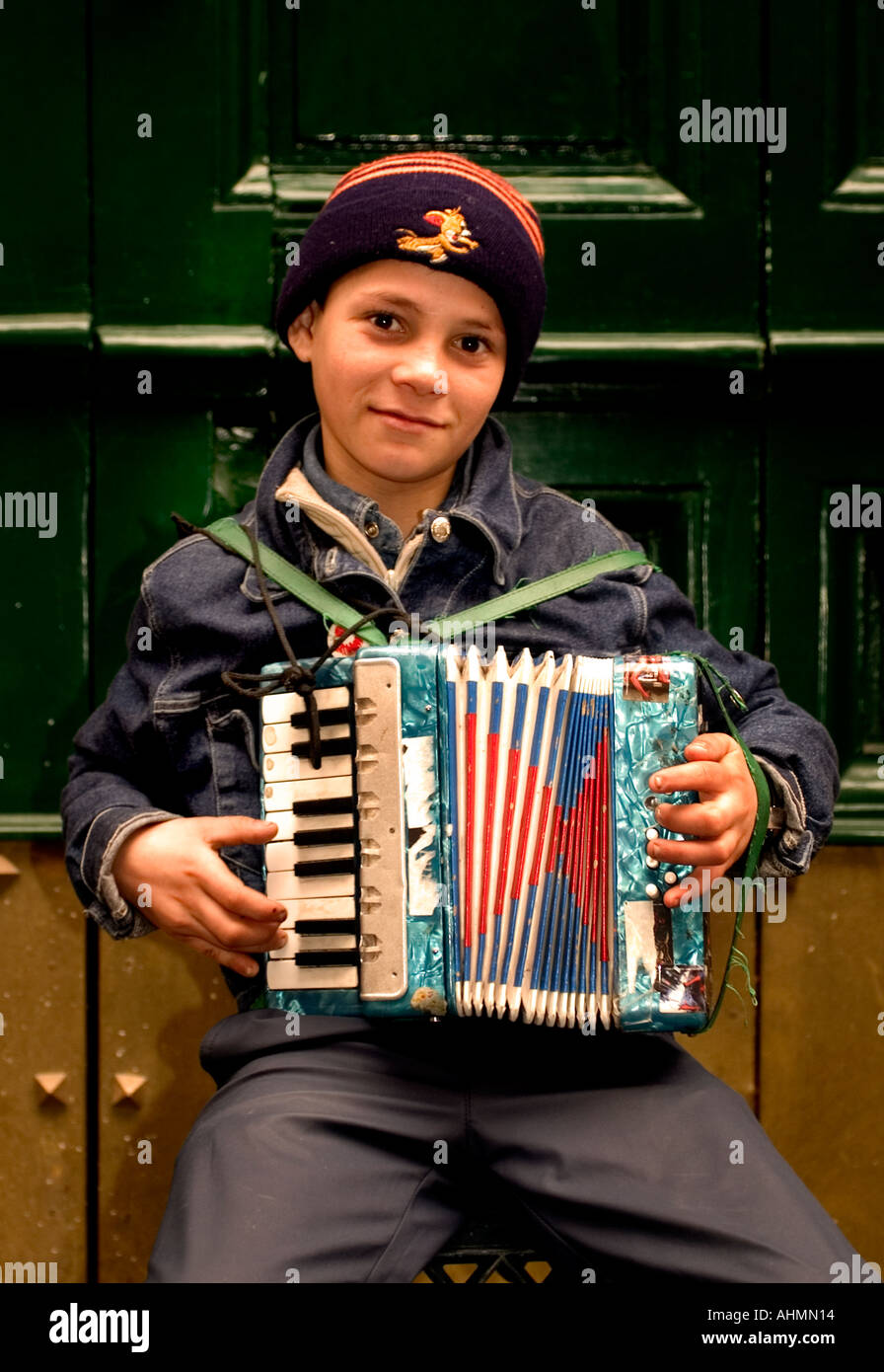 Neapel in Italien Kampanien Mittelmeer Little Boy Akkordeon Akkordeonist Musik Stockfoto