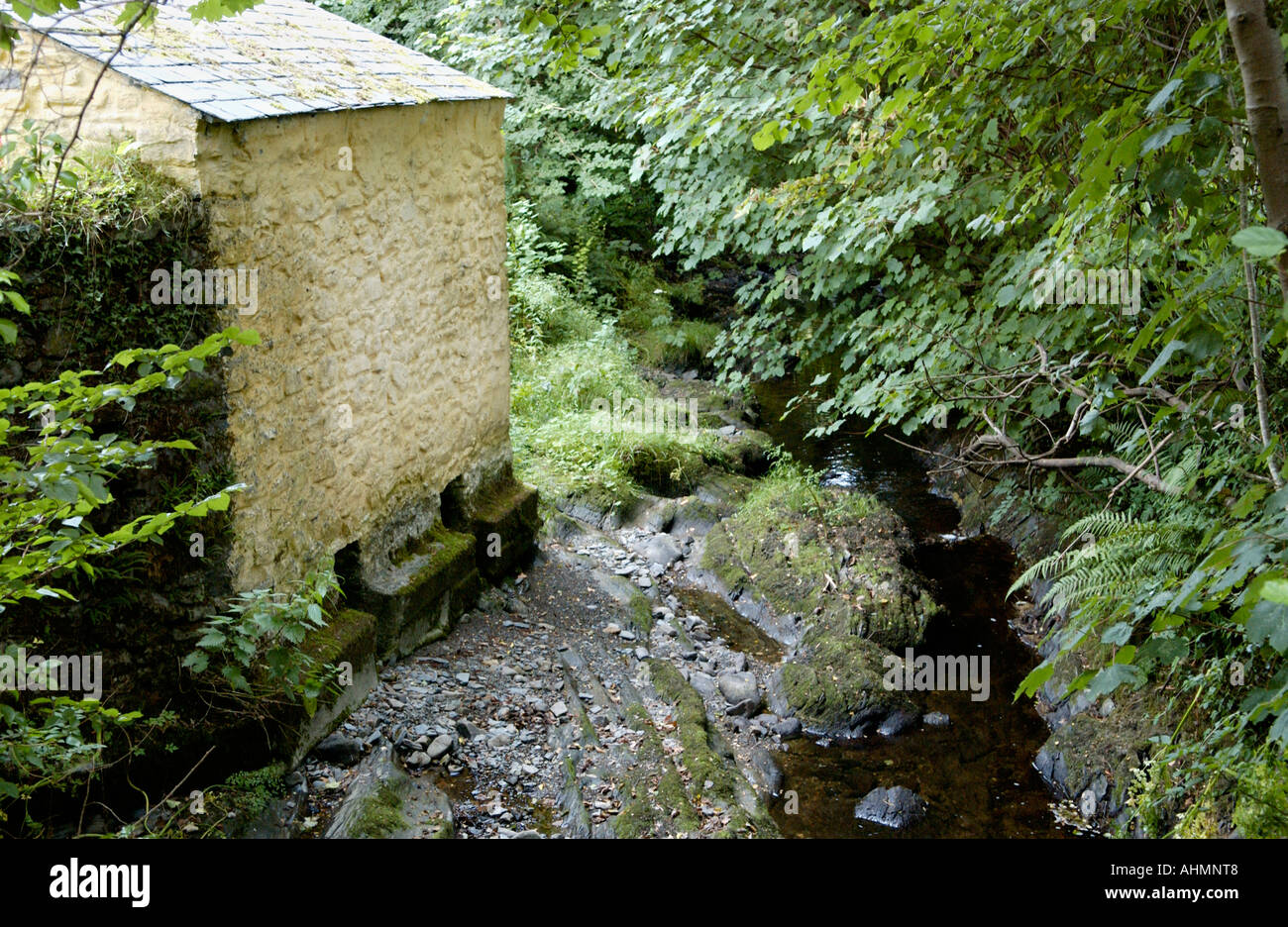 19. Jahrhundert Außentoilette Rhyd Yr Pseud Cwmdu Carmarthenshire Wales UK zeigt Entlastung Löcher in stream Stockfoto