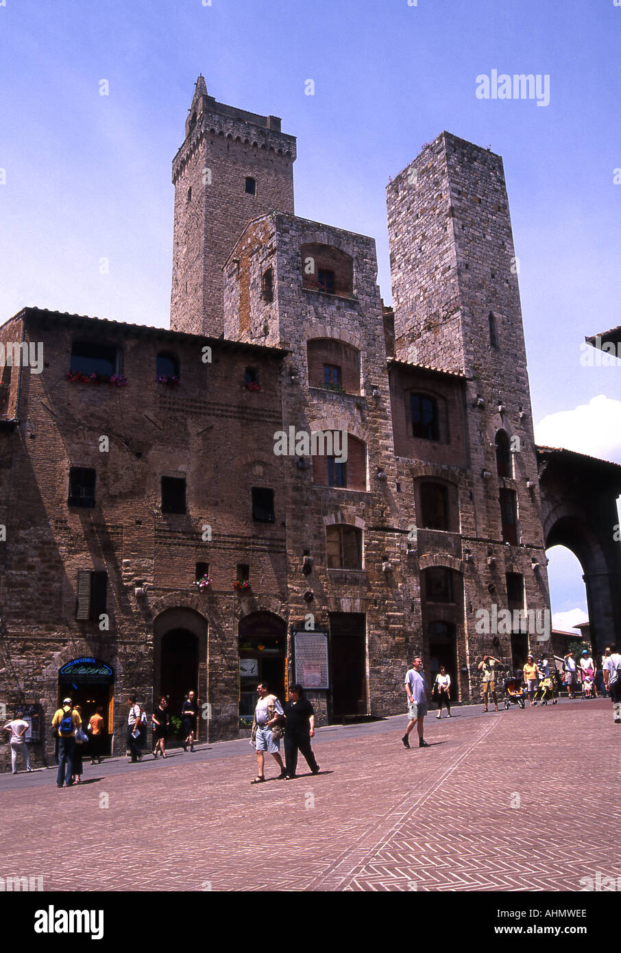 Westflanke des Piazza della Cisterna in San Gimignano Toskana Stockfoto