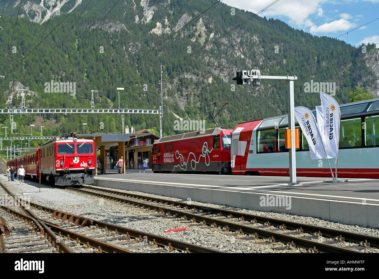 St. Moritz gebunden Glacier Express Zug trifft Chur gebunden Rhatische Bahn Zug am Bahnhof Filisur Stockfoto