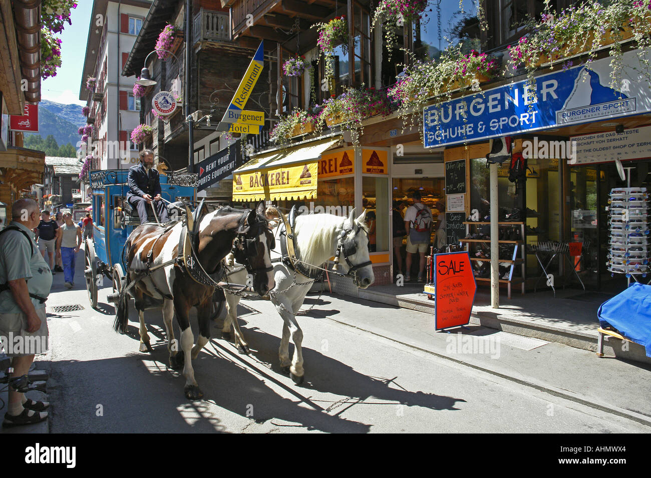 Schmale Zermatt Haupteinkaufsstraße mit Pferd gezogenen Kutsche Stockfoto