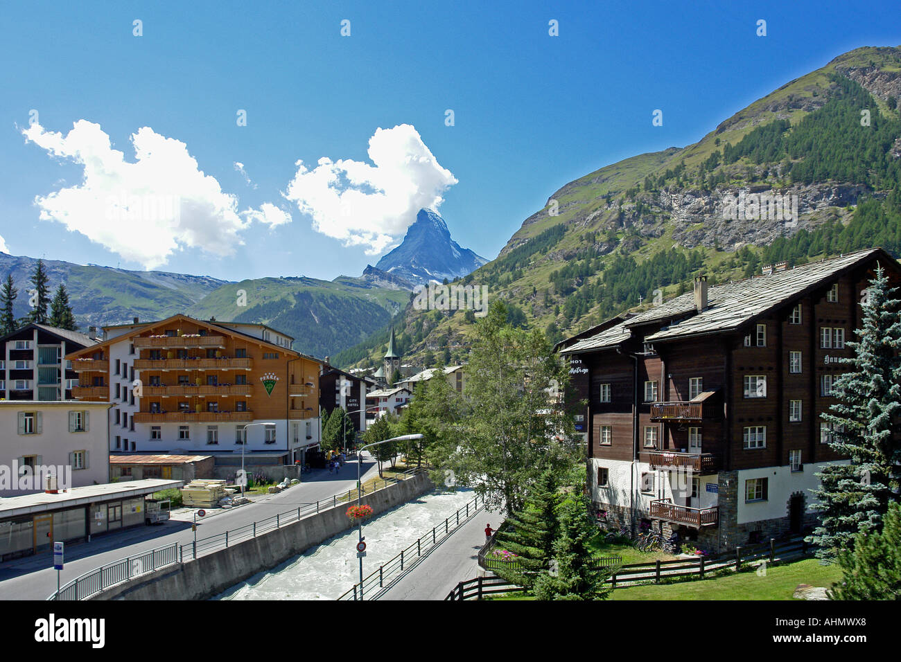 Kanalisierte Fluss Vispa durch Zermatt an einem sonnigen Sommer Tag mit Matterhorn im Hintergrund rauscht Stockfoto