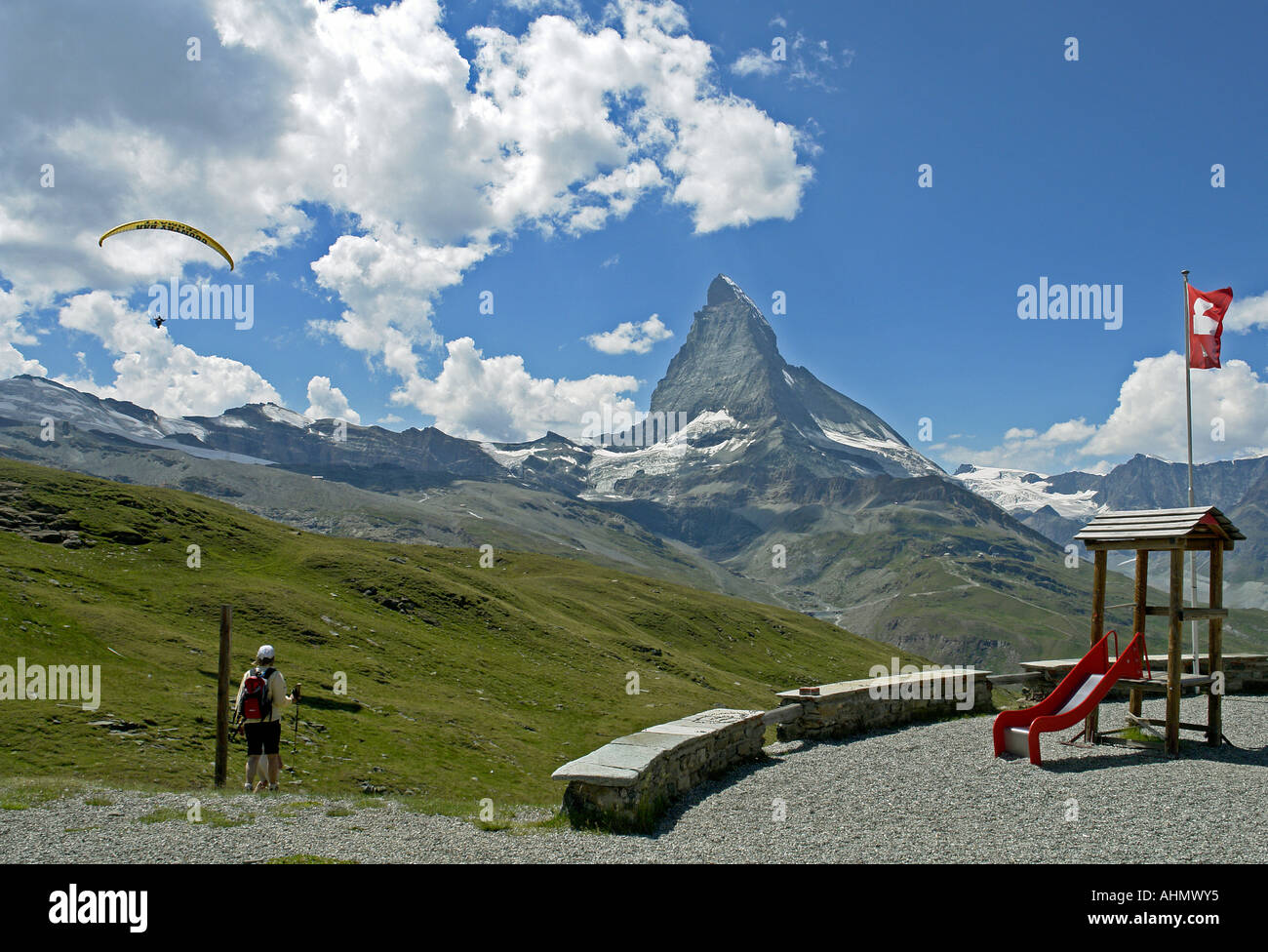Hand Segler steigt über Riffelberg mit Matterhorn im Hintergrund. Stockfoto