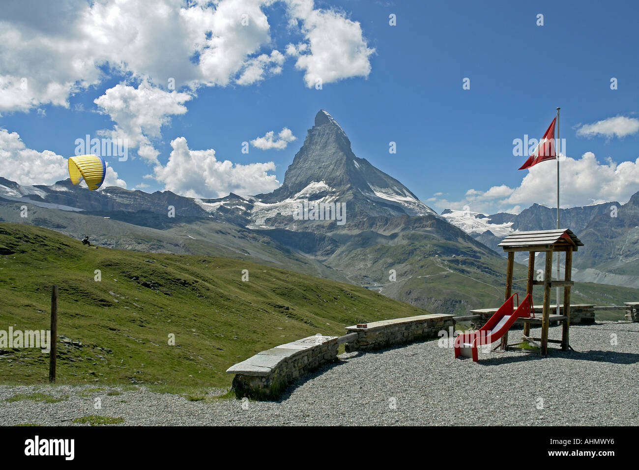 Hand Segler steigt über Riffelberg mit Matterhorn im Hintergrund. Stockfoto