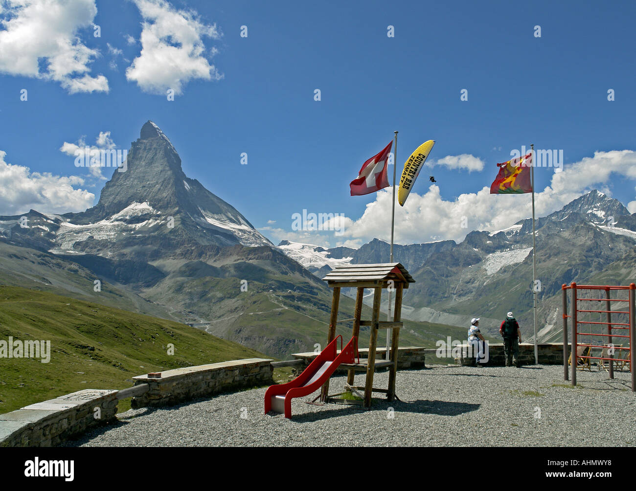 Hand Segler Werbung Country Bar in Zermatt steigt über Riffelberg mit Matterhorn im Hintergrund. Stockfoto