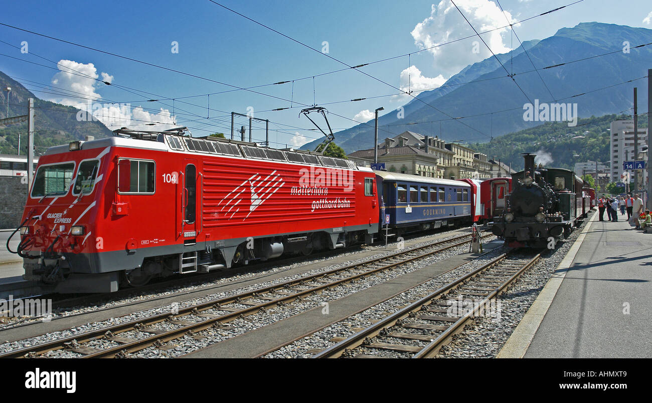 Dampflok Breithorn warten im Bahnhof Brig zur Aufrechnung für Zermatt mit Glacier Express am gegenüberliegenden Plattform Stockfoto