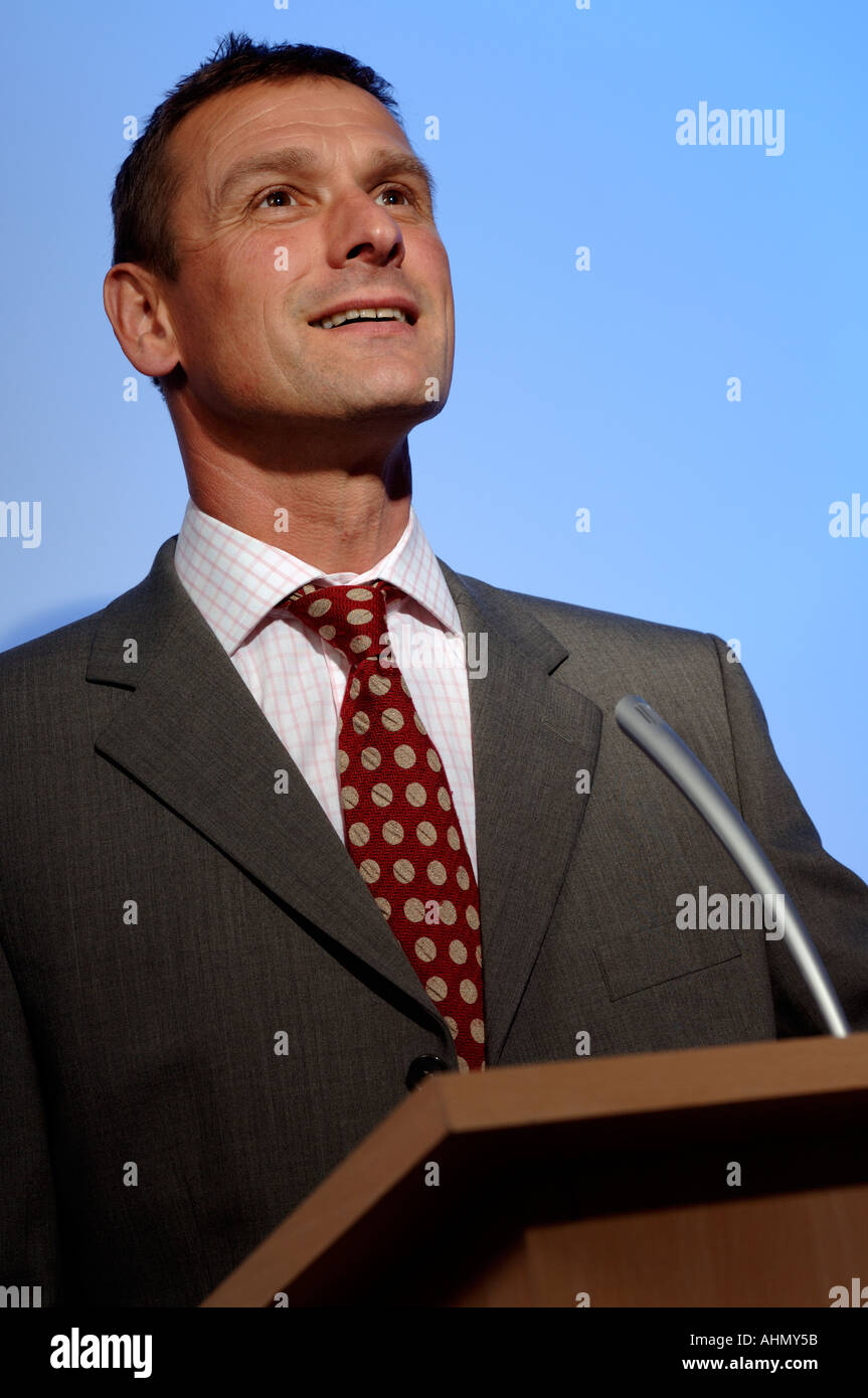 Geschäftsmann auf einem podium Stockfoto