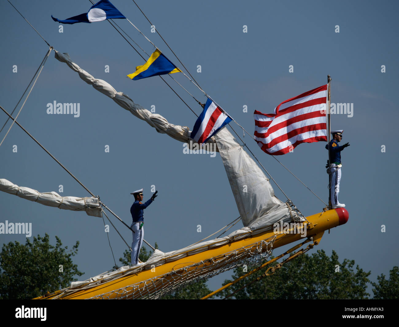 Matrosen der indonesischen Großsegler Dewaruci die Massen auf der Sail Amsterdam 2005 groß Gruß versenden Event Niederlande Stockfoto