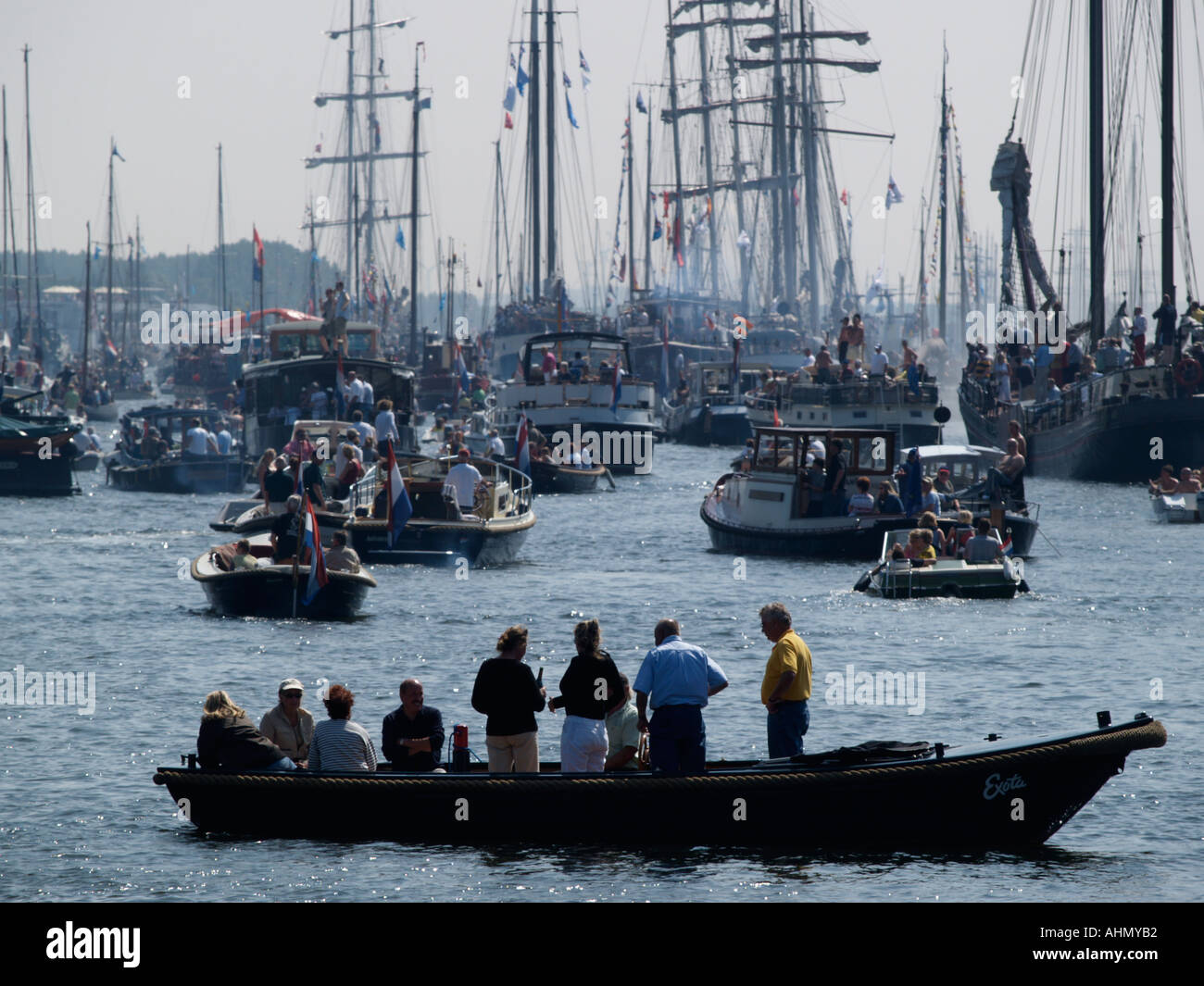 Zuschauer in ihrem Boot beobachten der Sail Amsterdam 2005 groß Schiff Veranstaltung Parade der Niederlande Stockfoto