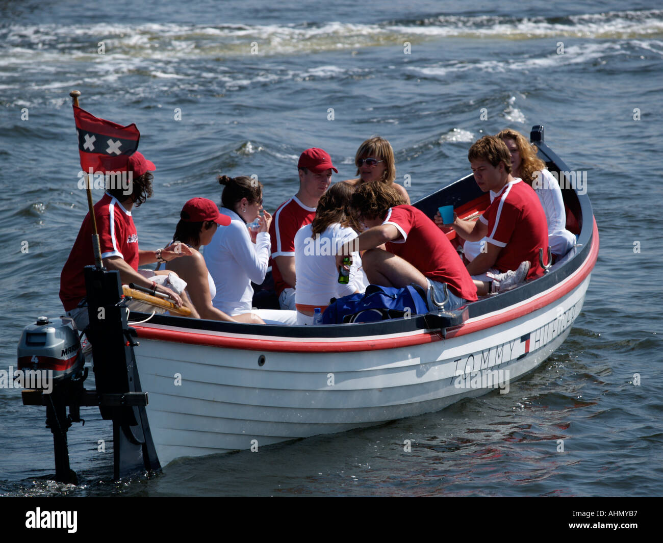 Tommy Hilfiger Boot mit Tommy Hilfiger Menschen erschossen auf der Sail Amsterdam 2005-Großsegler-Veranstaltung der Niederlande Stockfoto