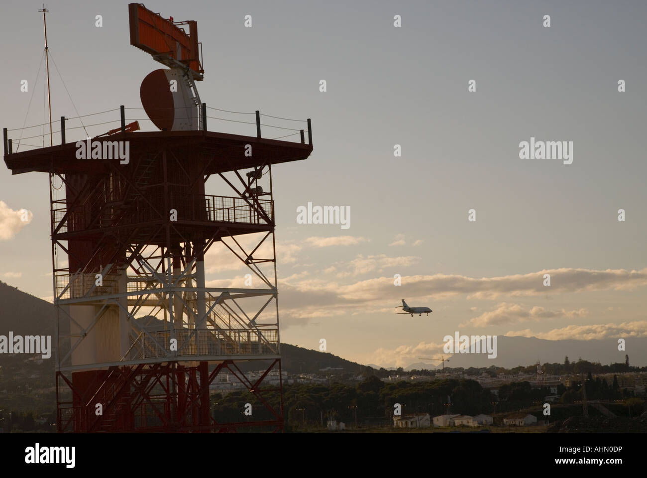 Provinz Malaga Costa del Sol Malaga Spanien Flugzeug bei der Landung Weg für Malaga Flughafen Stockfoto