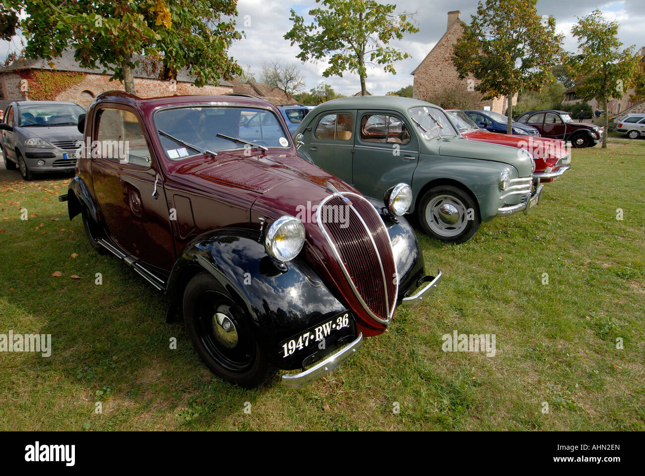 Oldtimer-Rallye in Le Bouchet Dorf, La Brenne, Indre, Frankreich. Stockfoto