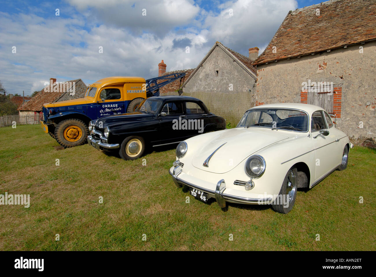 Oldtimer-Rallye in Le Bouchet Dorf, La Brenne, Indre, Frankreich. Stockfoto