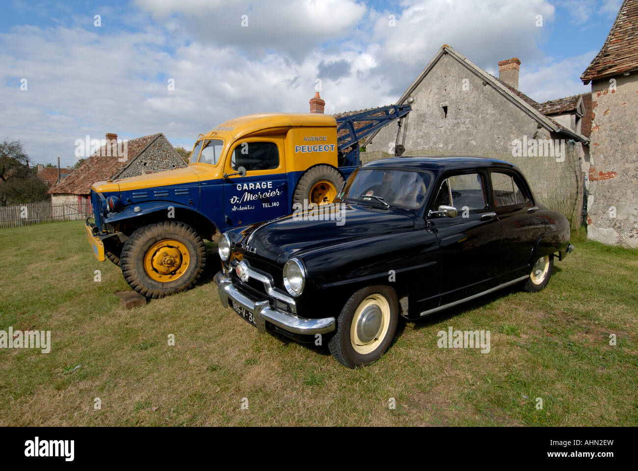 Oldtimer-Rallye in Le Bouchet Dorf, La Brenne, Indre, Frankreich. Stockfoto