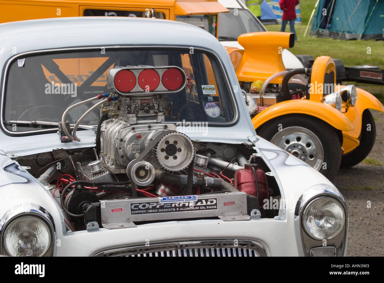 Kompressor Ford Anglia Popular ziehen Auto mit V8-Kompressor-Motor ragte aus Motorhaube Stockfoto